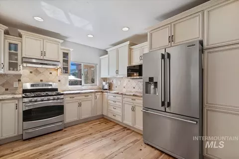 Kitchen - 5410 W Beacon Light Rd, Eagle, ID 83616 photo 2 of 4