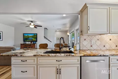 Kitchen - 5410 W Beacon Light Rd, Eagle, ID 83616 photo 3 of 4