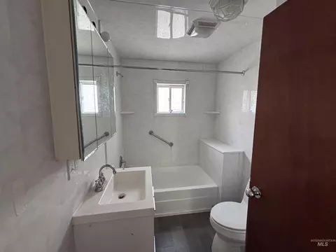Bath - 2152 Artesian Rd, Eagle, ID 83616 photo 2 of 3