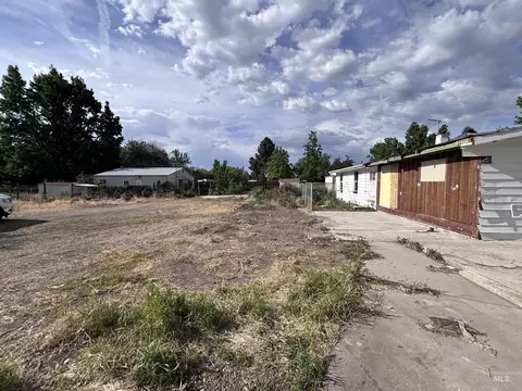 Exterior - 2152 Artesian Rd, Eagle, ID 83616 photo 2 of 14