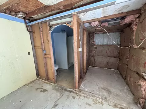 Bath - 2152 Artesian Rd, Eagle, ID 83616 photo 1 of 3