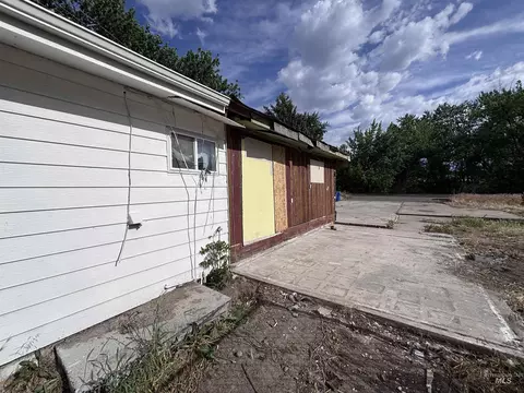 Exterior - 2152 Artesian Rd, Eagle, ID 83616 photo 9 of 14