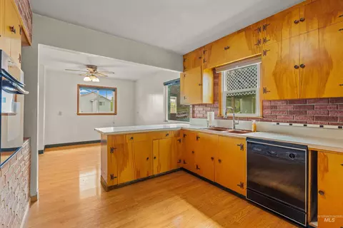 Kitchen - 1663 9th Ave, Lewiston, ID 83501 photo 2 of 4