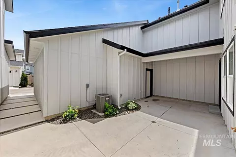 Exterior - 142 N Edgewood Ln, Eagle, ID 83616 photo 4 of 5