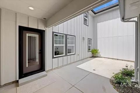 Exterior - 142 N Edgewood Ln, Eagle, ID 83616 photo 3 of 5
