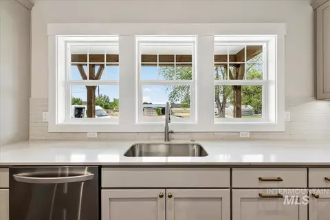 Kitchen - 142 N Edgewood Ln, Eagle, ID 83616 photo 3 of 5