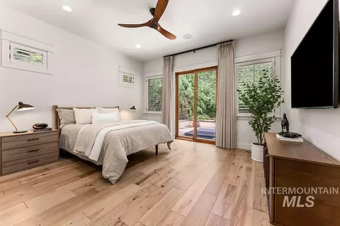 Bedroom - 422 E Lake Briar Ln, Eagle, ID 83616 photo 2 of 4