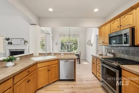 Kitchen - 576 E Riverchase Way, Eagle, ID 83616 photo 2 of 3