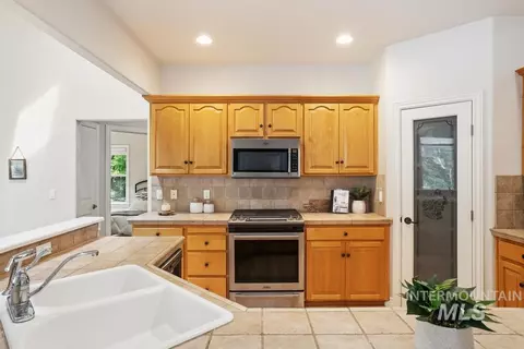 Kitchen - 576 E Riverchase Way, Eagle, ID 83616 photo 3 of 3