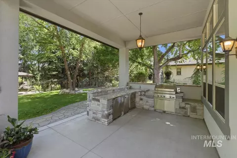 Exterior - 810 W Sherason Dr, Eagle, ID 83616 photo 6 of 12