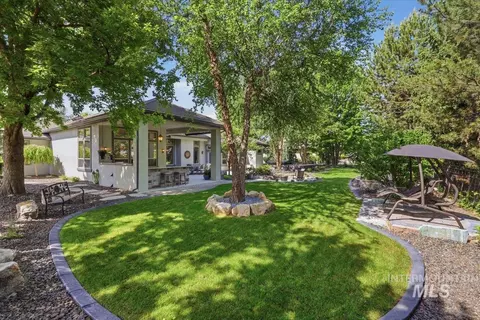 Exterior - 810 W Sherason Dr, Eagle, ID 83616 photo 7 of 12