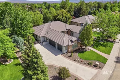 Exterior - 810 W Sherason Dr, Eagle, ID 83616 photo 4 of 12