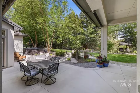 Exterior - 810 W Sherason Dr, Eagle, ID 83616 photo 5 of 12