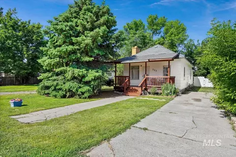 713 Montana St, Gooding, ID 83330