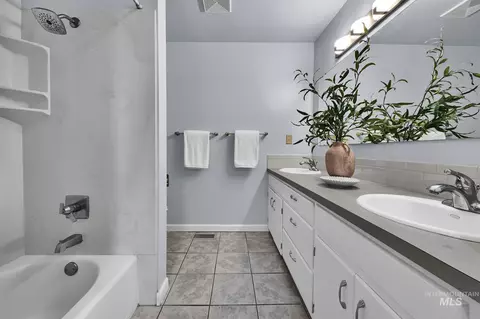 Bath - 315 E Pat Ln, Caldwell, ID 83607 photo 1 of 6