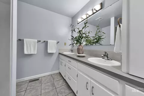 Bath - 315 E Pat Ln, Caldwell, ID 83607 photo 2 of 6
