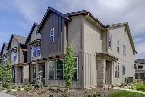 1370 N Meadowglen Ave, Meridian, ID 83642