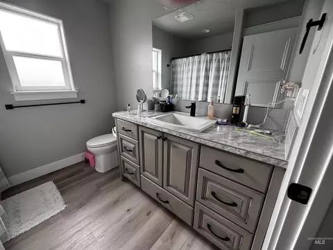 Bath - 821 Jack Ave, Jerome, ID 83338 photo 2 of 4
