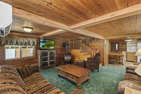 Living - 567 W Mountain Rd, Cascade, ID 83611 photo 3 of 4