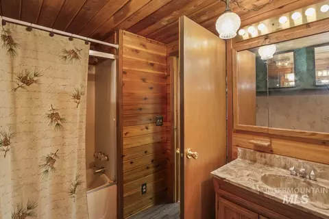 Bath - 567 W Mountain Rd, Cascade, ID 83611 photo 1 of 1