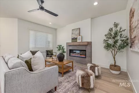 475 E Chevy Dr, Boise, ID 83716