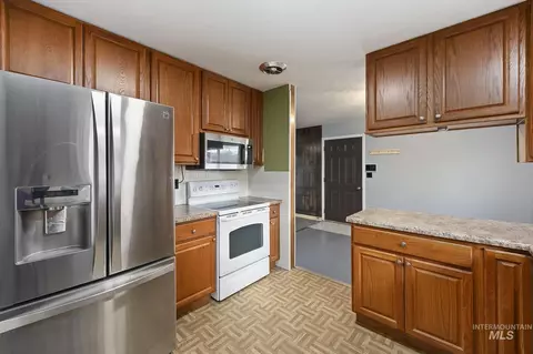 Kitchen - 320 E 23rd Dr, Burley, ID 83318 photo 3 of 5