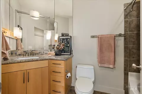 Bath - 1400 N Razza Way, Eagle, ID 83616 photo 5 of 6