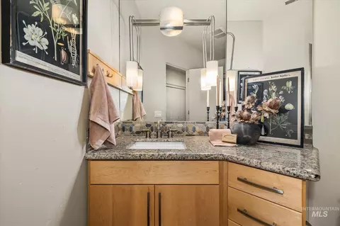 Bath - 1400 N Razza Way, Eagle, ID 83616 photo 6 of 6