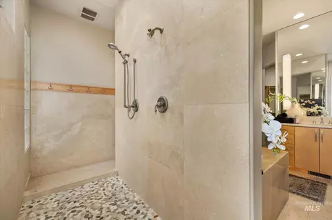 Bath - 1400 N Razza Way, Eagle, ID 83616 photo 4 of 6
