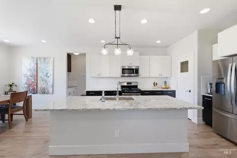 Kitchen - 2550 E Snocreek Dr, Eagle, ID 83616 photo 2 of 5