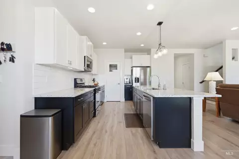 Kitchen - 2550 E Snocreek Dr, Eagle, ID 83616 photo 4 of 5