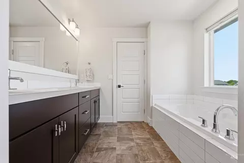 Bath - 2550 E Snocreek Dr, Eagle, ID 83616 photo 2 of 4
