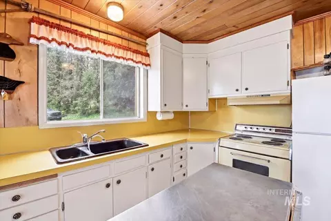 Kitchen - 2 Cub Trl, Cascade, ID 83611 photo 2 of 4