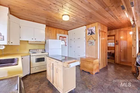 Kitchen - 2 Cub Trl, Cascade, ID 83611 photo 3 of 4