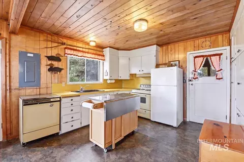 Kitchen - 2 Cub Trl, Cascade, ID 83611 photo 1 of 4