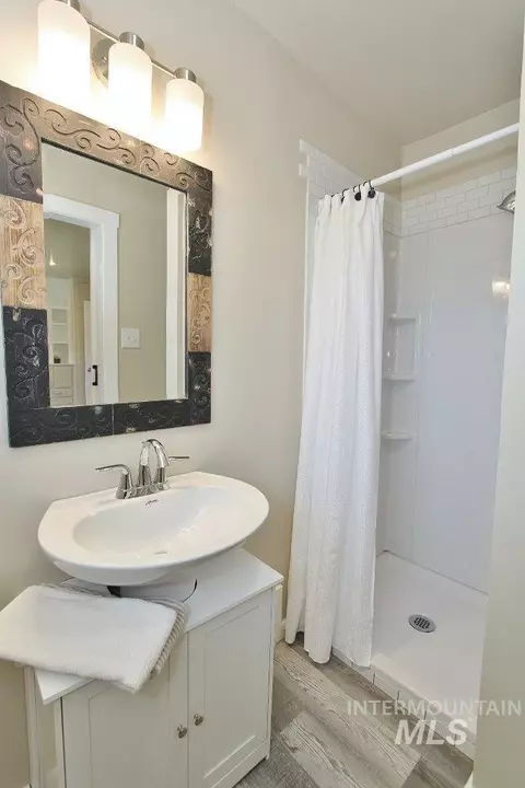 Bath - 520 E Logan, Caldwell, ID 83605 photo 3 of 3