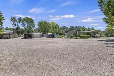 Exterior - 8950 W Edgeview Ln, Eagle, ID 83616 photo 4 of 12