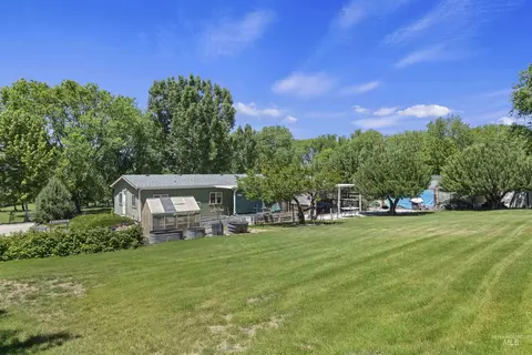 Exterior - 8950 W Edgeview Ln, Eagle, ID 83616 photo 8 of 12