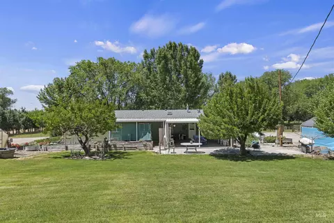Exterior - 8950 W Edgeview Ln, Eagle, ID 83616 photo 5 of 12