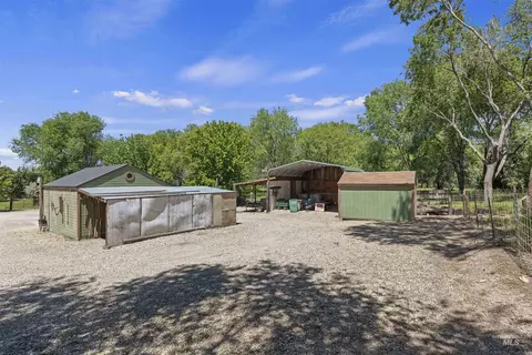 Exterior - 8950 W Edgeview Ln, Eagle, ID 83616 photo 3 of 12