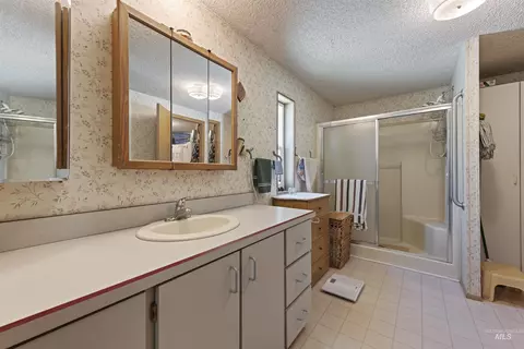 Bath - 8950 W Edgeview Ln, Eagle, ID 83616 photo 1 of 2