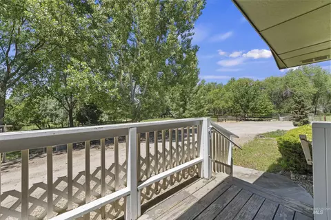 Exterior - 8950 W Edgeview Ln, Eagle, ID 83616 photo 2 of 12