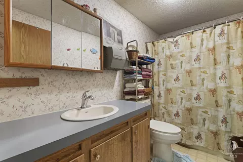 Bath - 8950 W Edgeview Ln, Eagle, ID 83616 photo 2 of 2