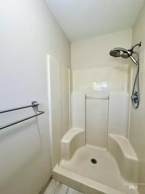 Bath - 2017 H St, Rupert, ID 83350 photo 2 of 5