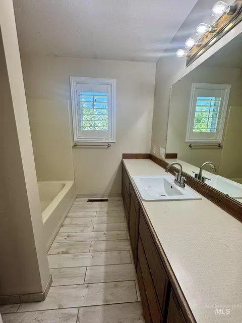 Bath - 2017 H St, Rupert, ID 83350 photo 3 of 5