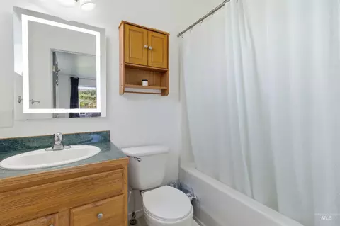Bath - 483 E Valleyview Ave, Genesee, ID 83832 photo 3 of 5