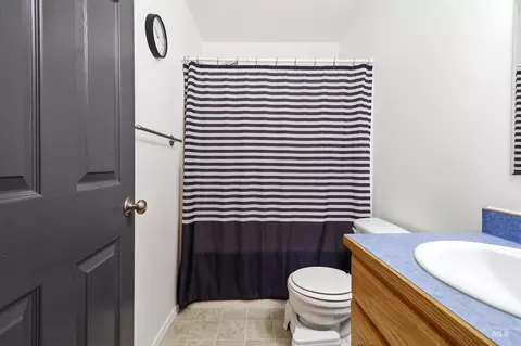 Bath - 483 E Valleyview Ave, Genesee, ID 83832 photo 1 of 5