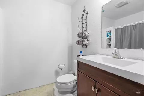 Bath - 483 E Valleyview Ave, Genesee, ID 83832 photo 5 of 5