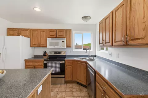 Kitchen - 483 E Valleyview Ave, Genesee, ID 83832 photo 4 of 5