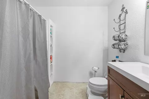 Bath - 483 E Valleyview Ave, Genesee, ID 83832 photo 4 of 5